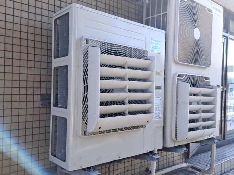 東区の薬局入れ替え工事　室外機設置を工夫しました。