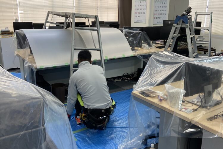 お客様の床、家具を守る養生は大切な作業です