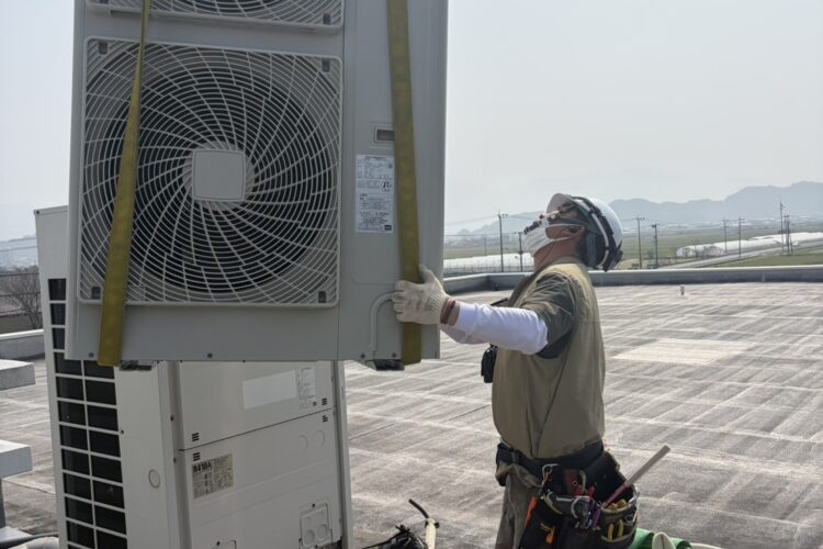 【現場の裏側】屋上室外機の入れ替えは「安全第一」の真剣勝負！